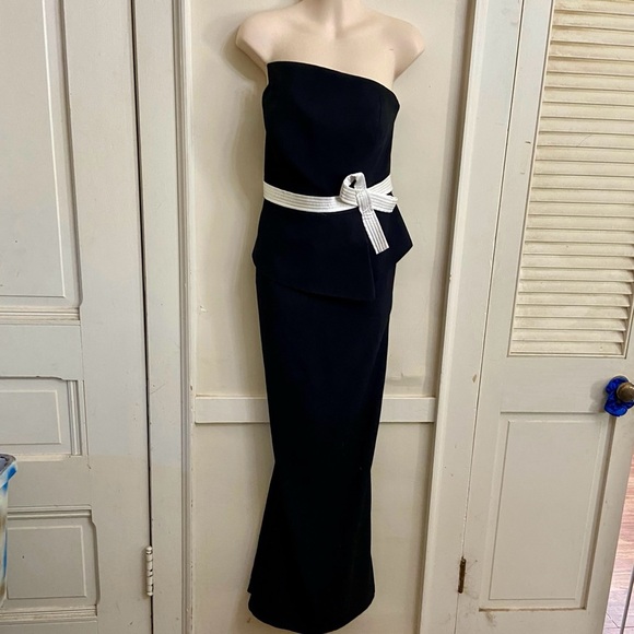 Elegant Black and White Lined Long  Formal Dress (Size S-M) - Picture 3 of 8